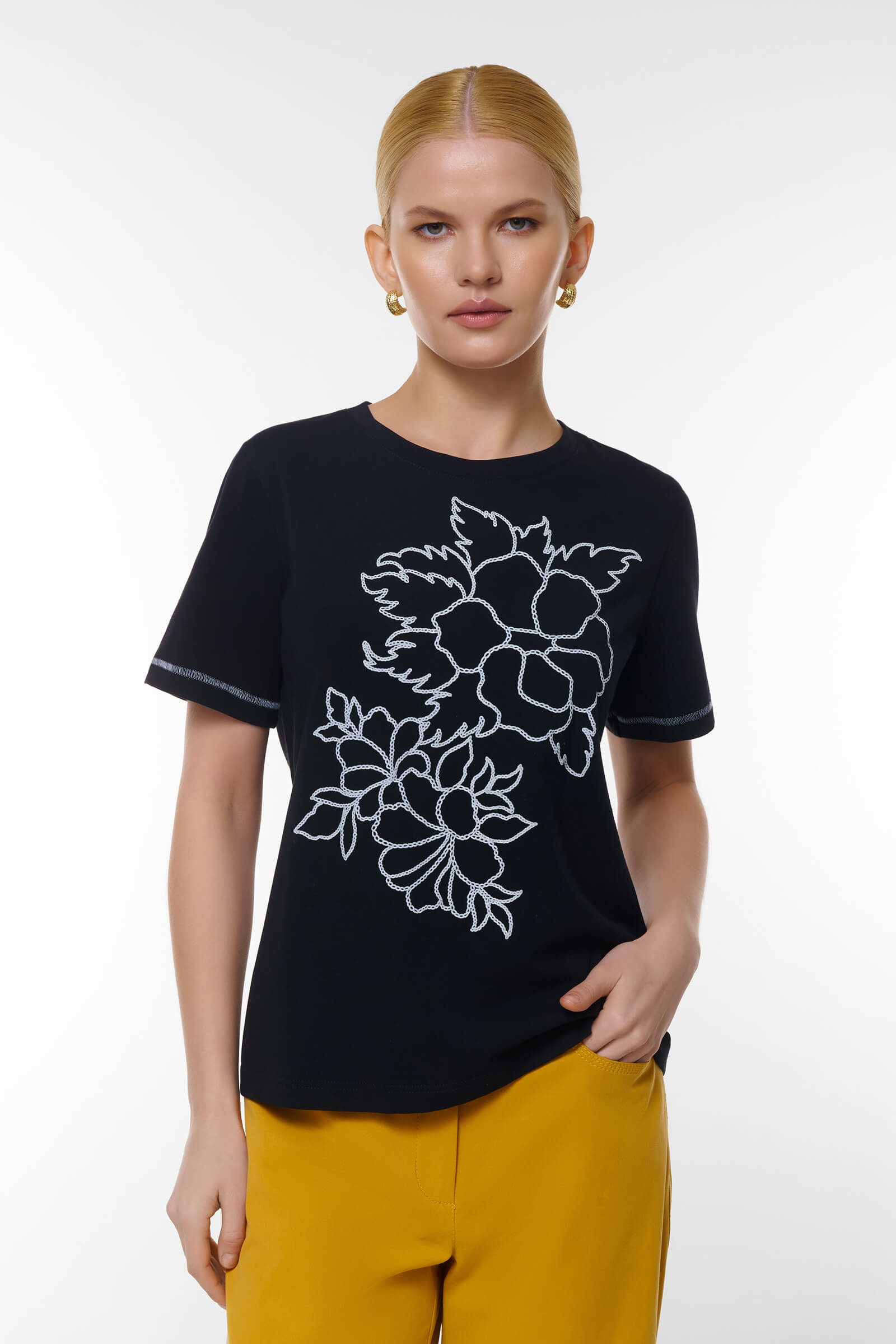 Футболка с цветочной вышивкой цвета Черный 
