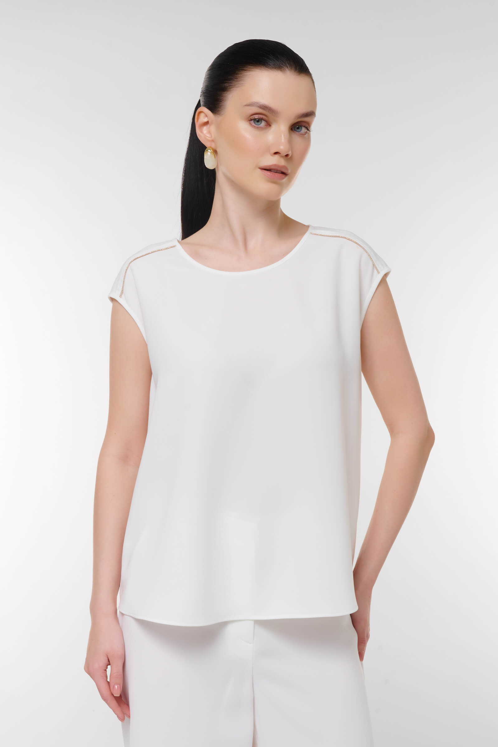 Топ с контрастной окантовкой цвета Белый 