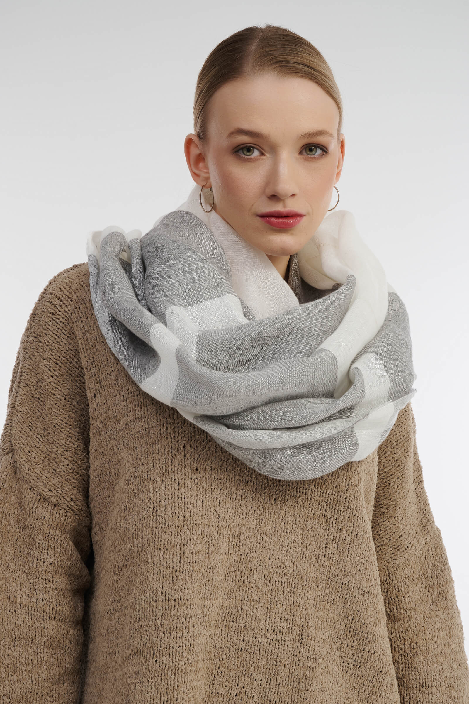 Льняной палантин цвета Серый 