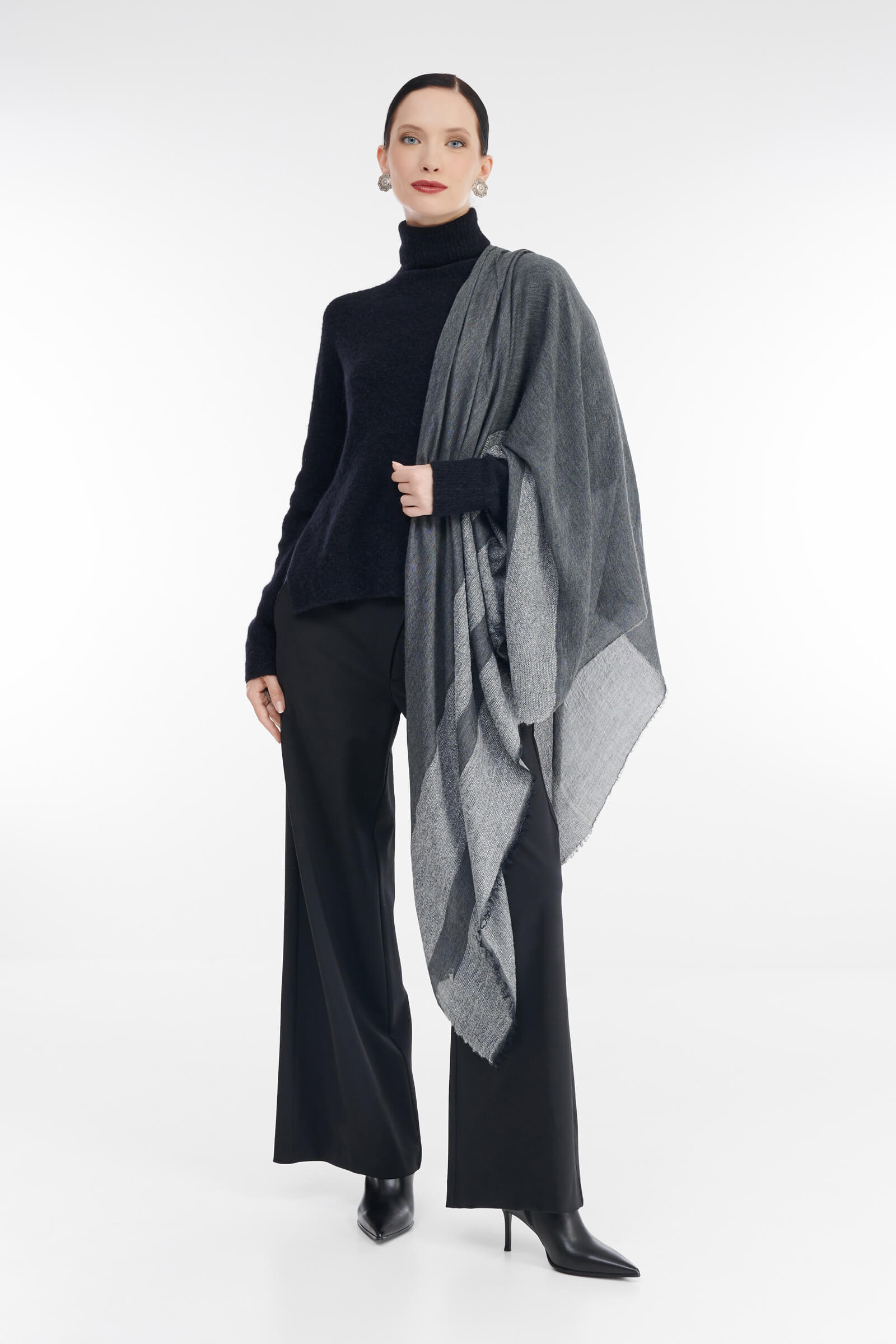 Платок с добавлением шерсти цвета Серый 