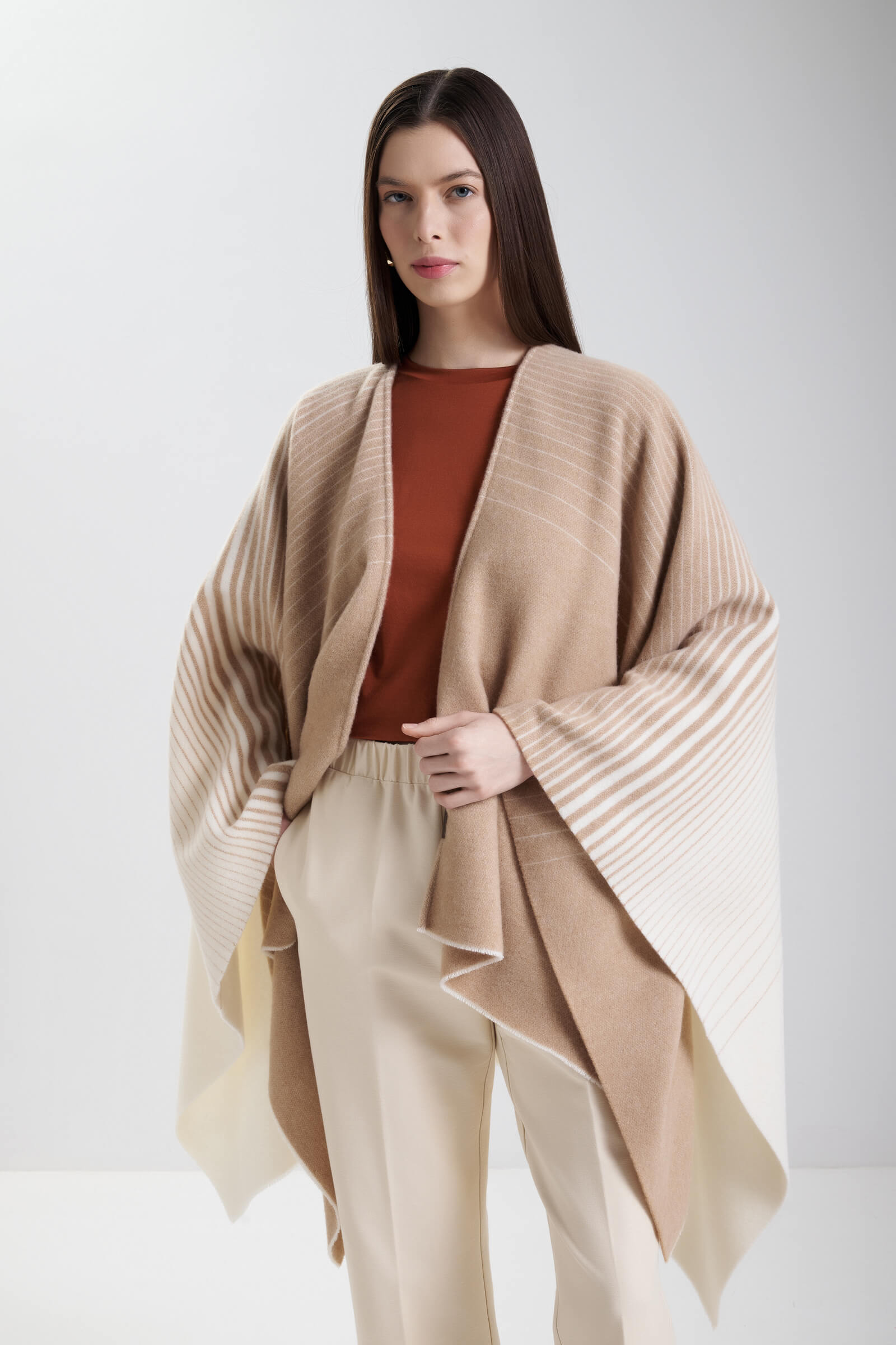 Шерстяное пончо цвета Бежевый 