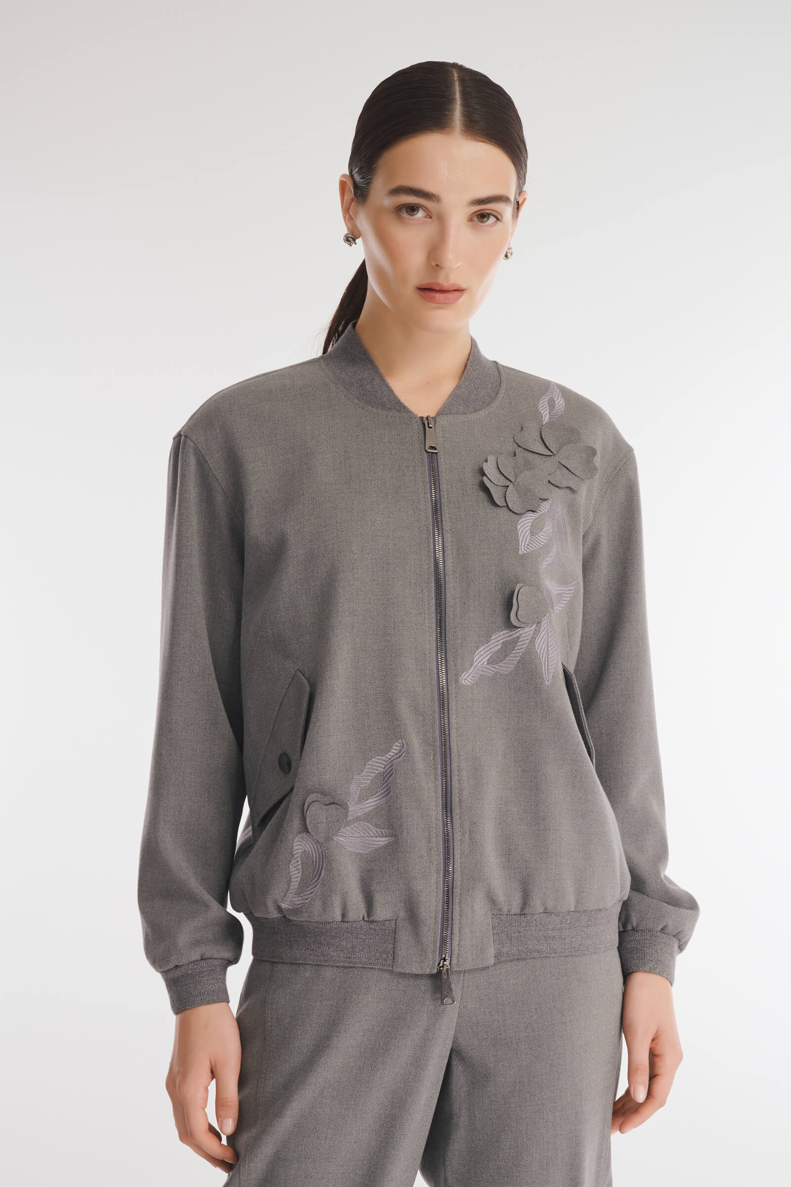 Бомбер с объемной цветочной аппликацией цвета Серый 