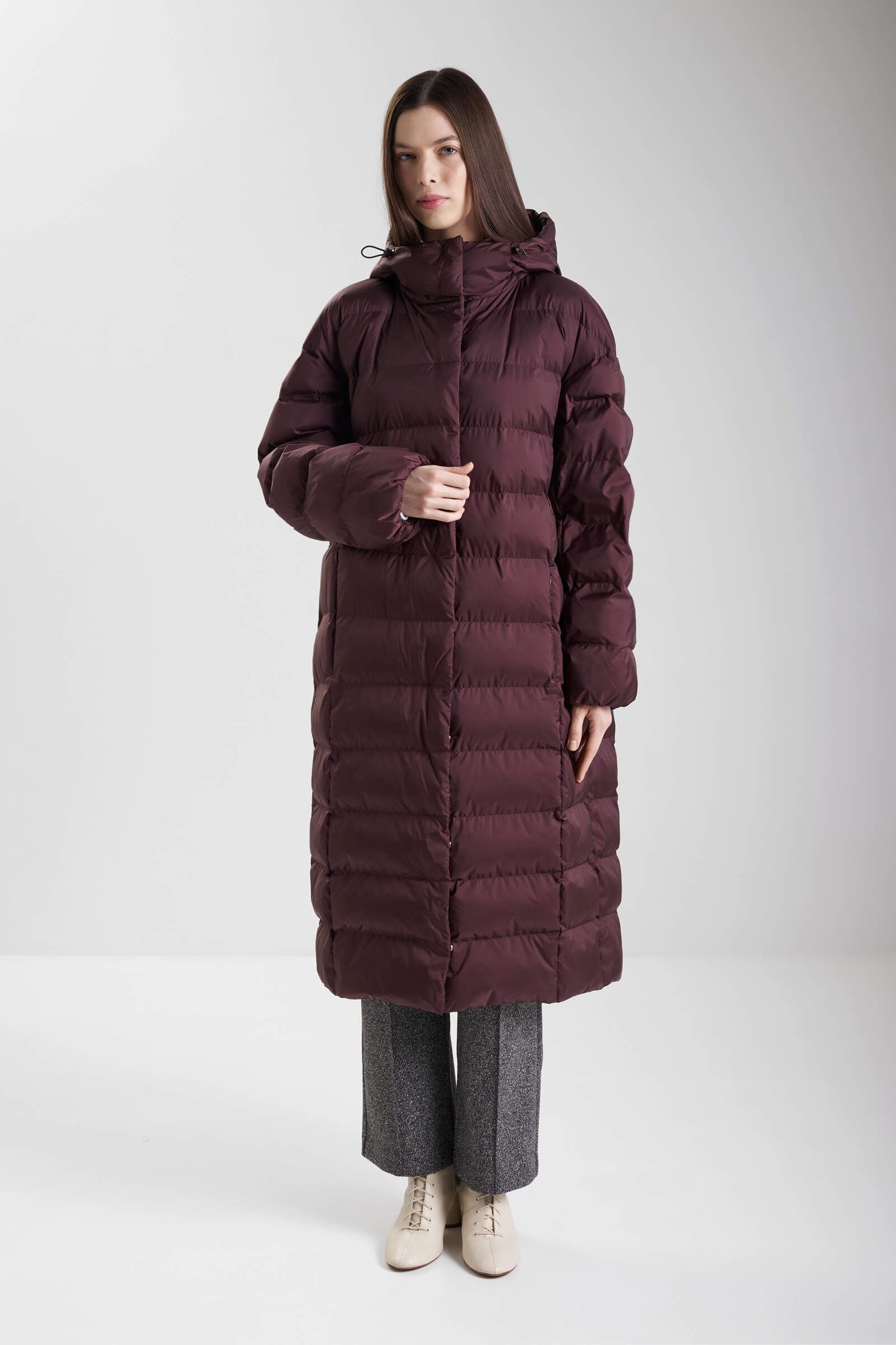 Стеганое пальто со съемным капюшоном цвета Бордовый 