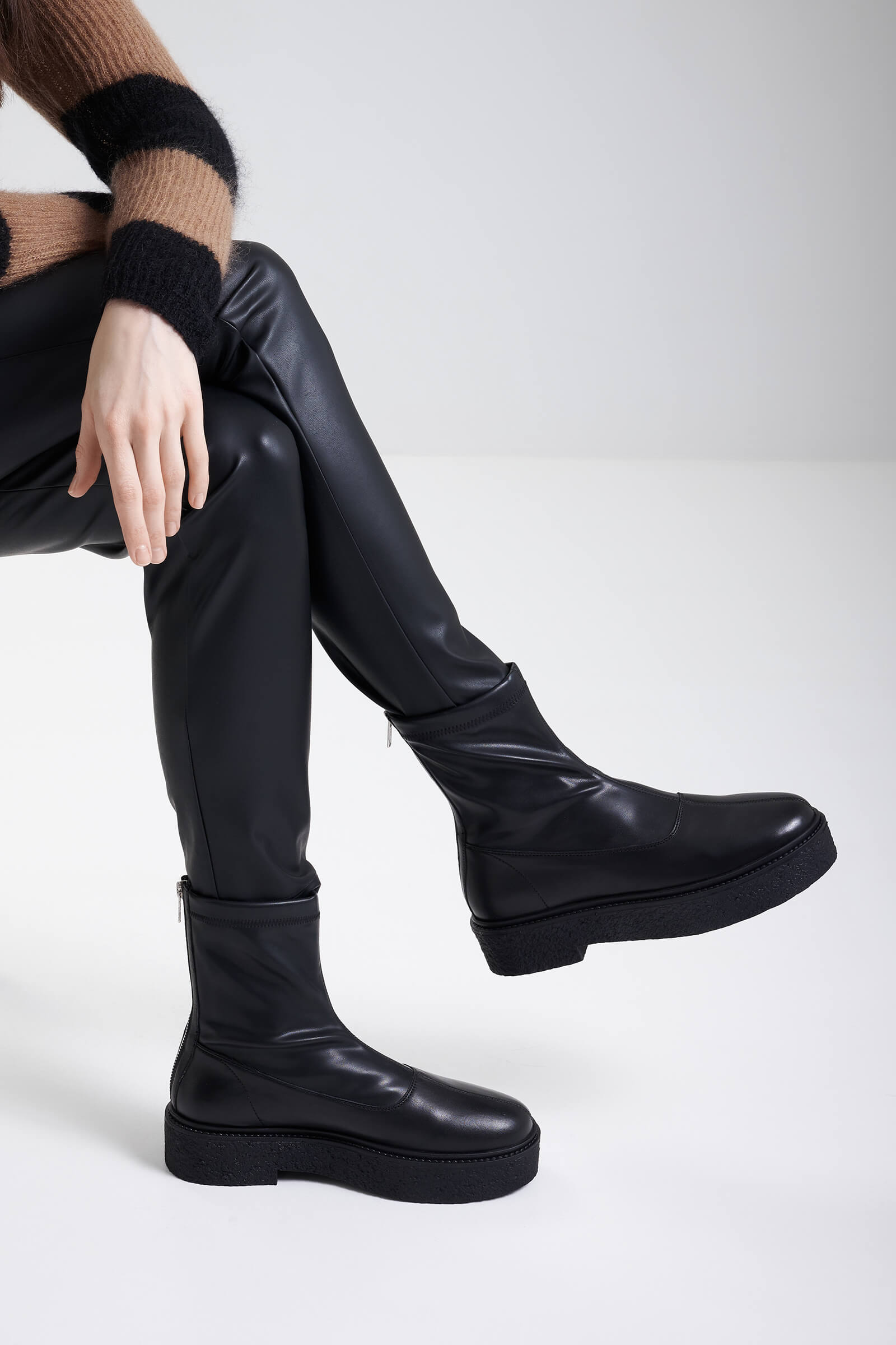 Ботинки из натуральной кожи цвета Черный 