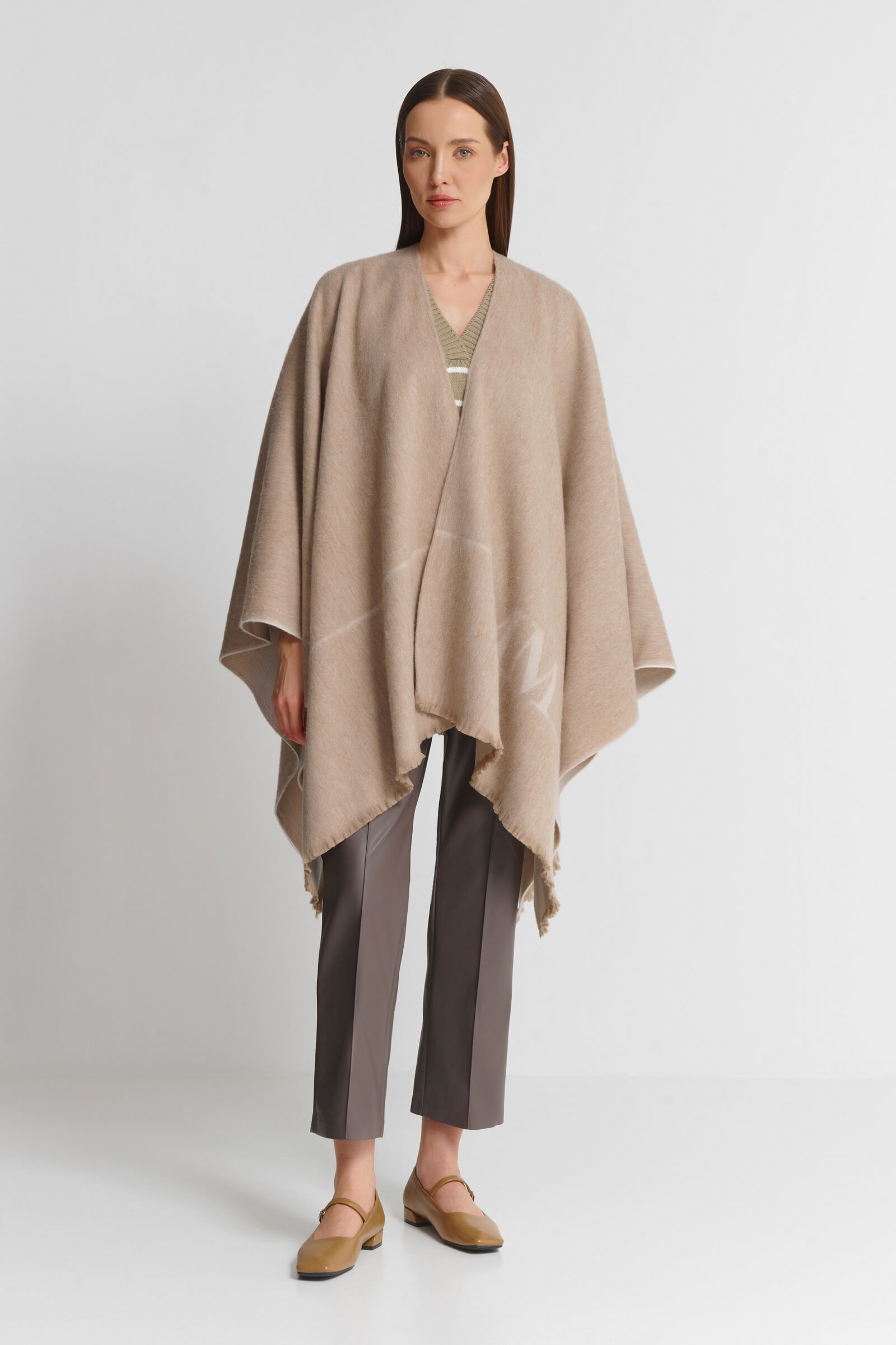 Широкий шерстяной шарф цвета Бежевый 