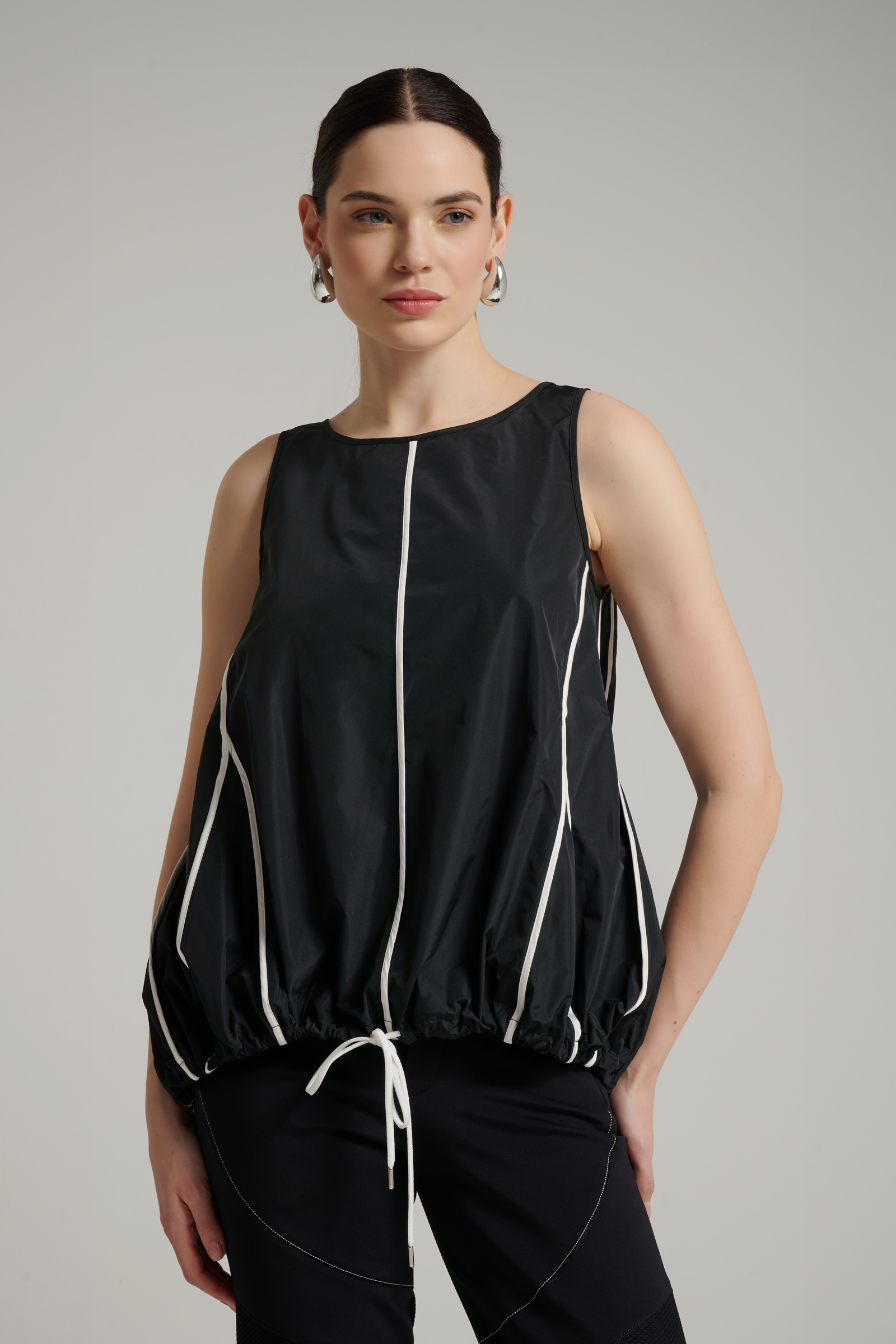 Блузка с контрастной контовкой цвета Черный 