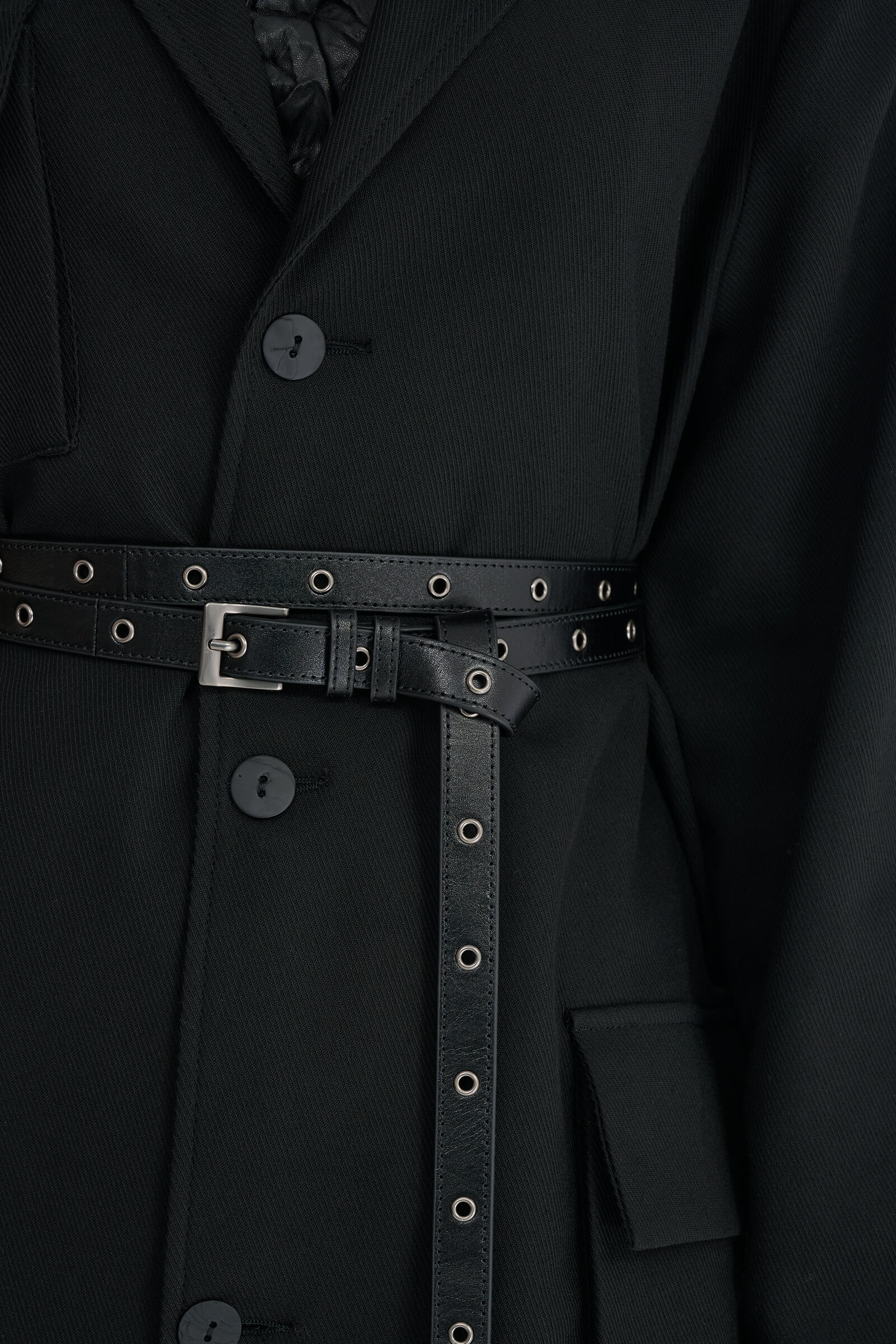 Тонкий кожаный ремень с люверсами цвета Черный 