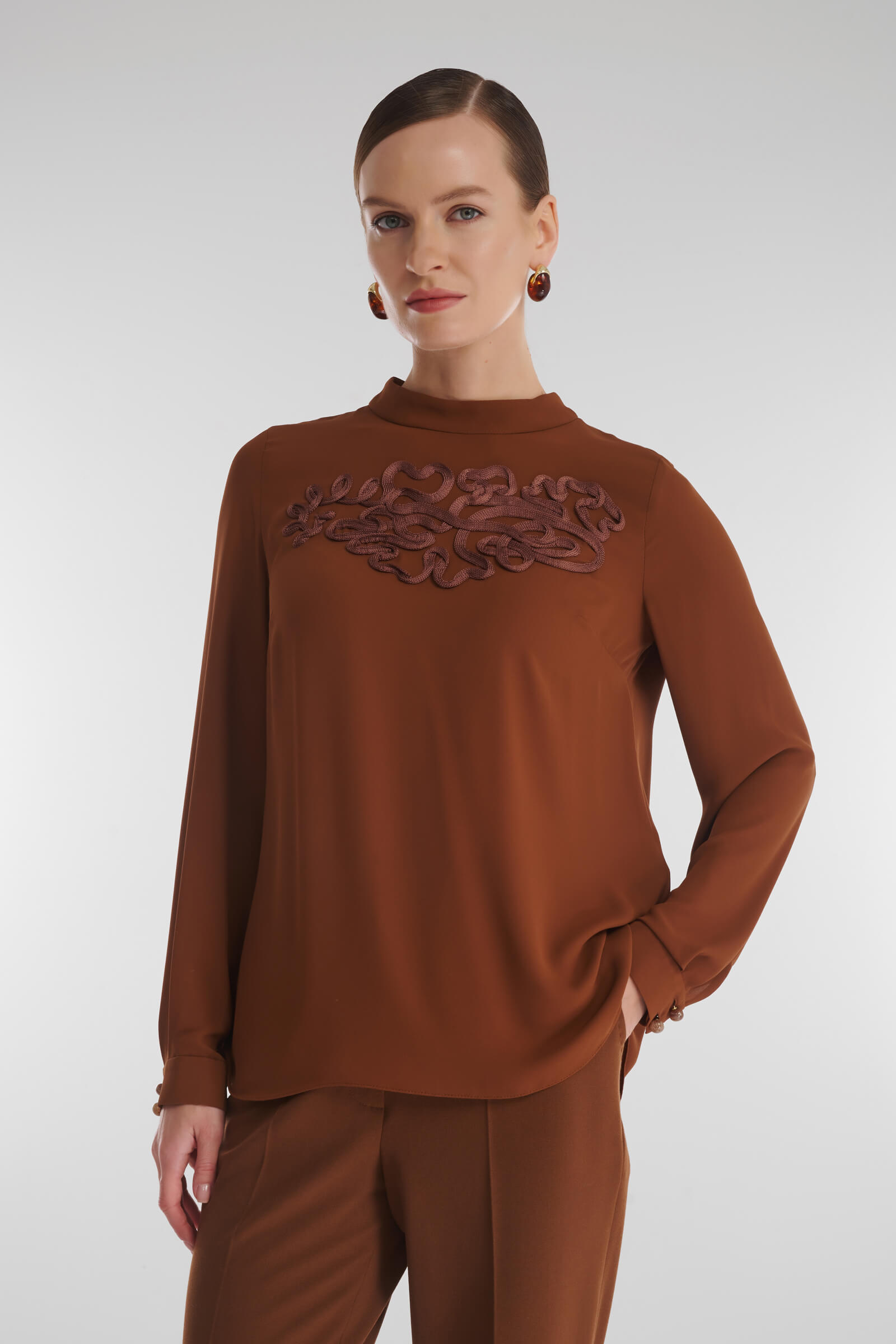 Блузка с накладным декором цвета Коричневый 