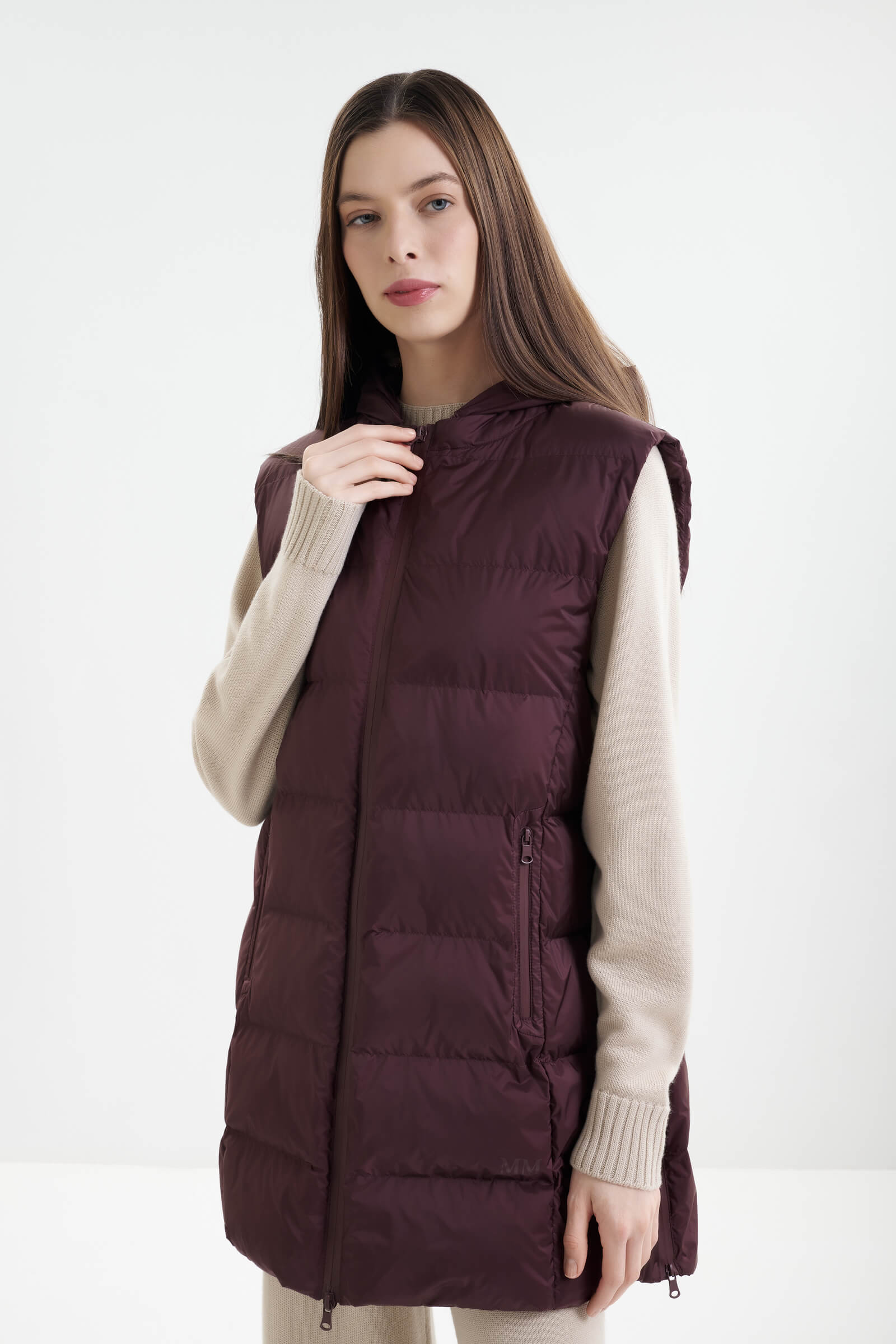 Стеганый жилет с капюшоном цвета Бордовый 