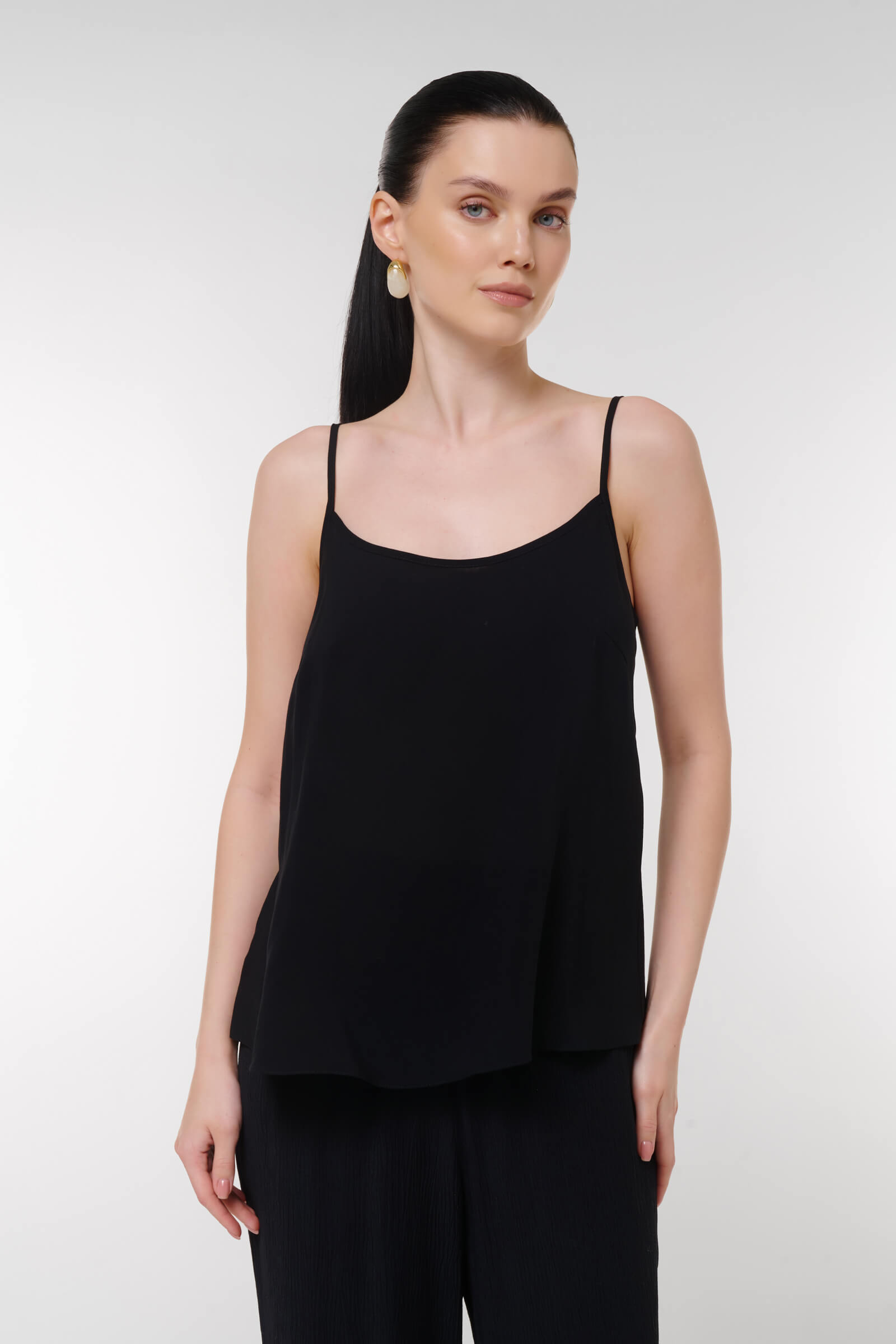 Топ на тонких бретельках цвета Черный 