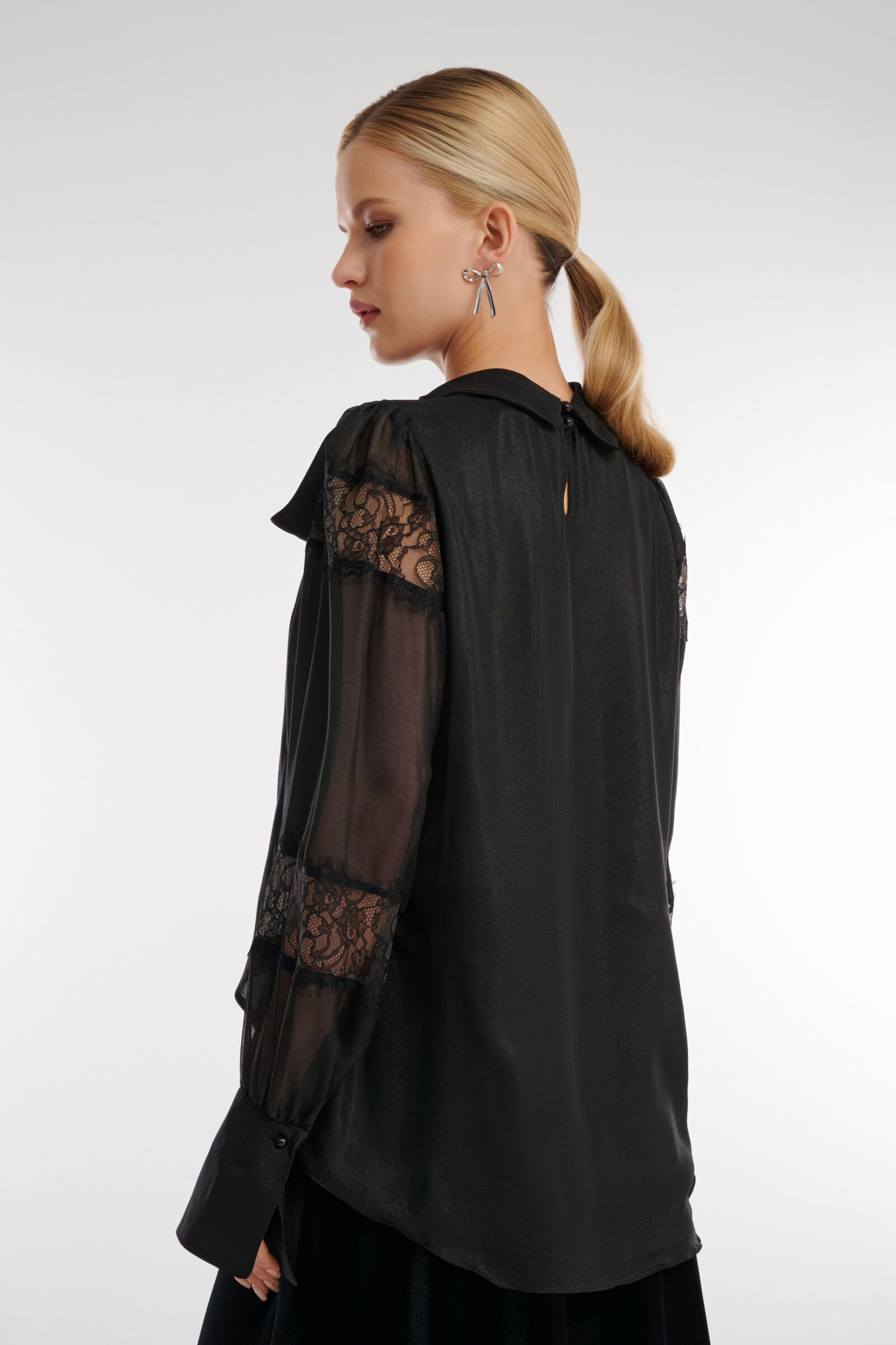Черная блуза с прозрачным рукавом и кружевом Бренд Caterina Leman