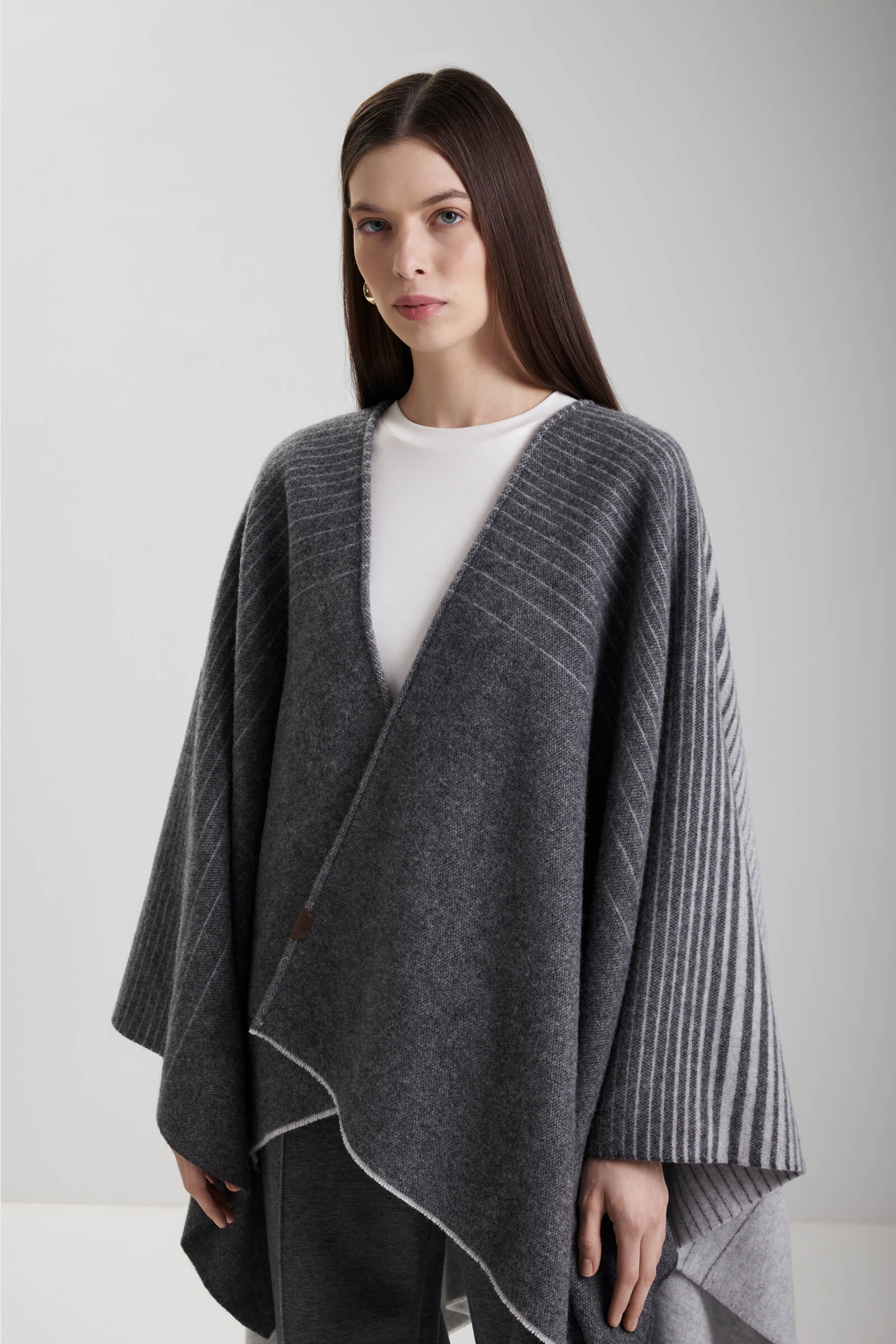 Шерстяное пончо цвета Серый 