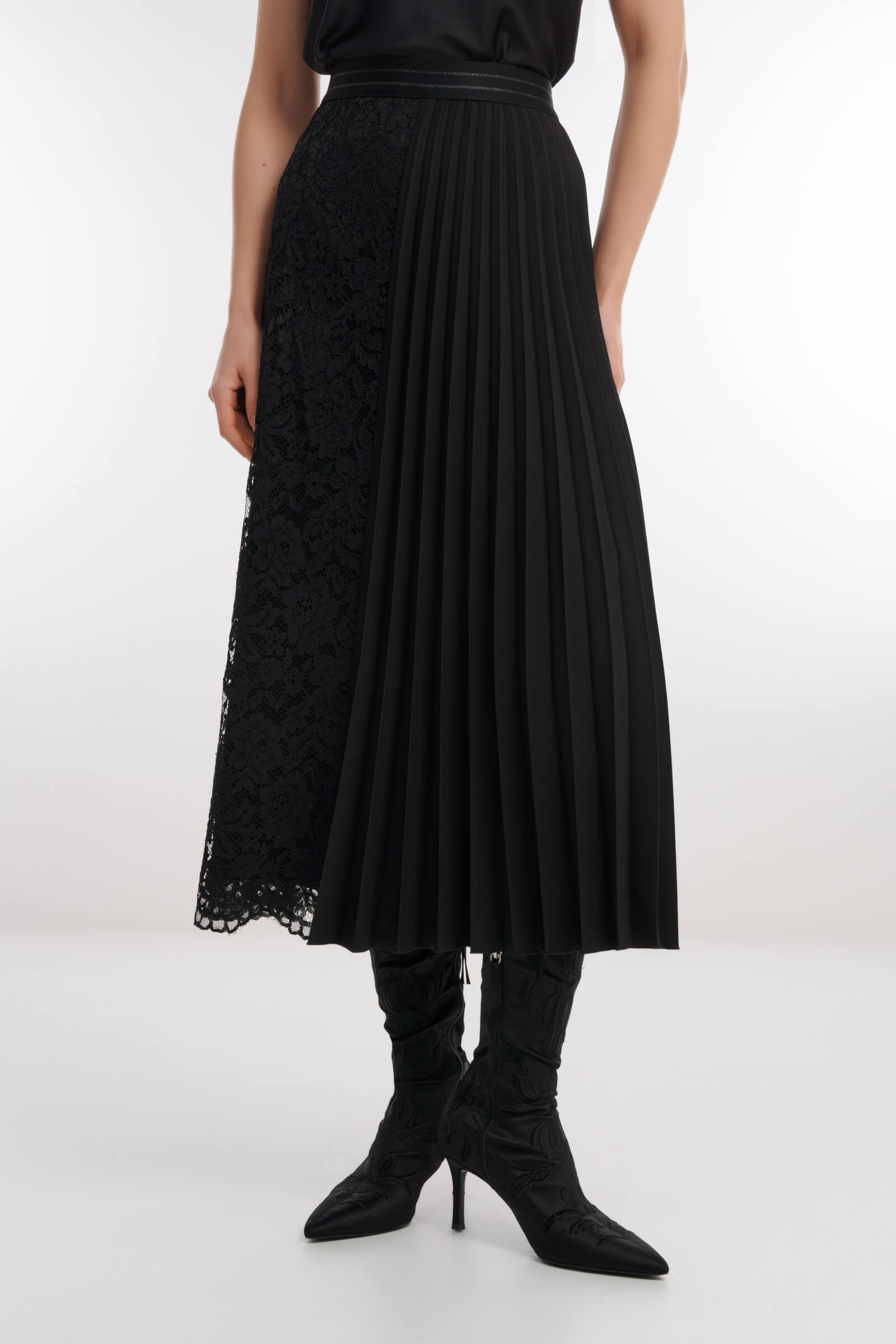 Плиссированная юбка с гипюровой вставкой цвета Черный 