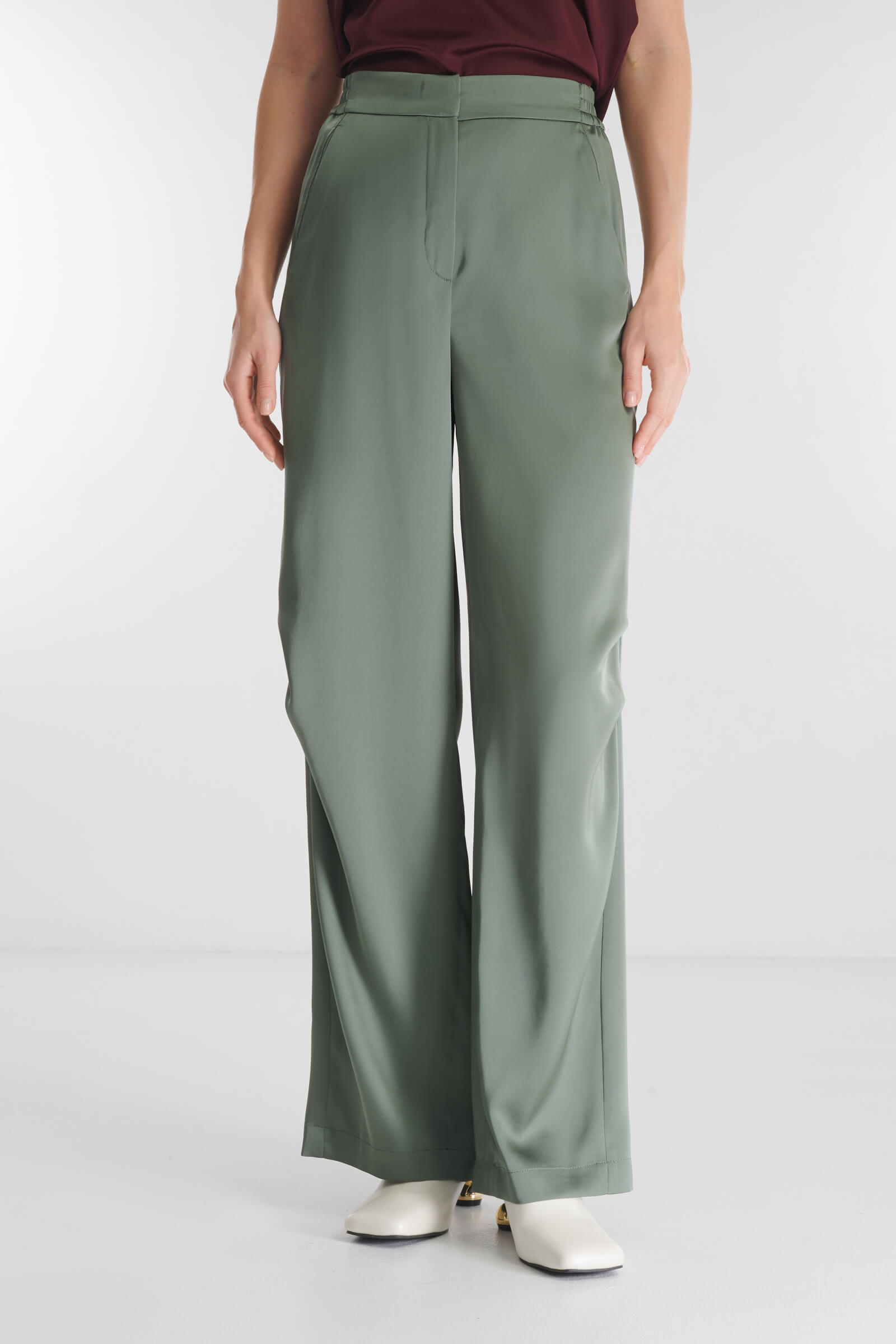 Атласные брюки с декоративными защипами цвета Оливковый 