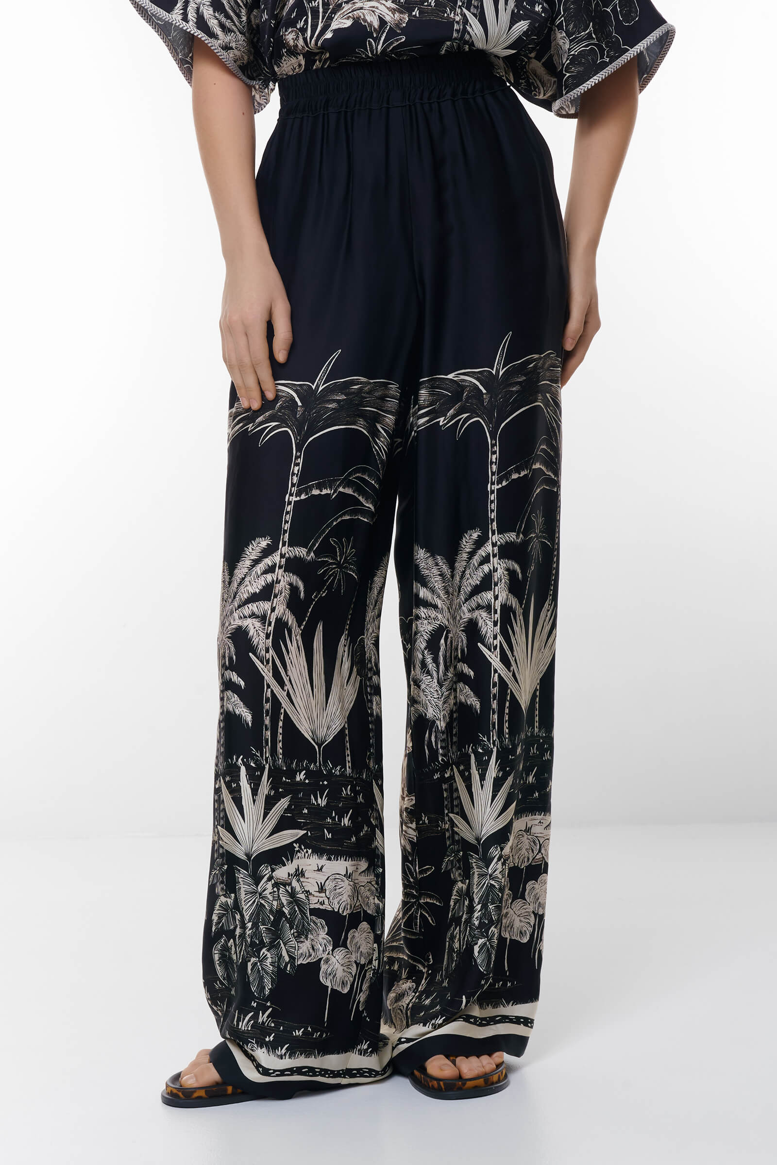 Брюки с растительным рисунком цвета Мультиколор 