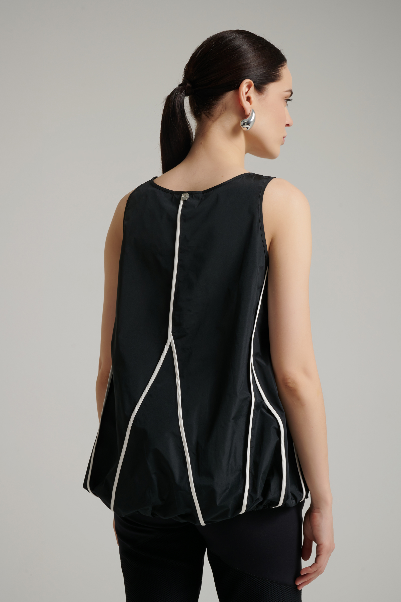 Блузка с контрастной контовкой Бренд High