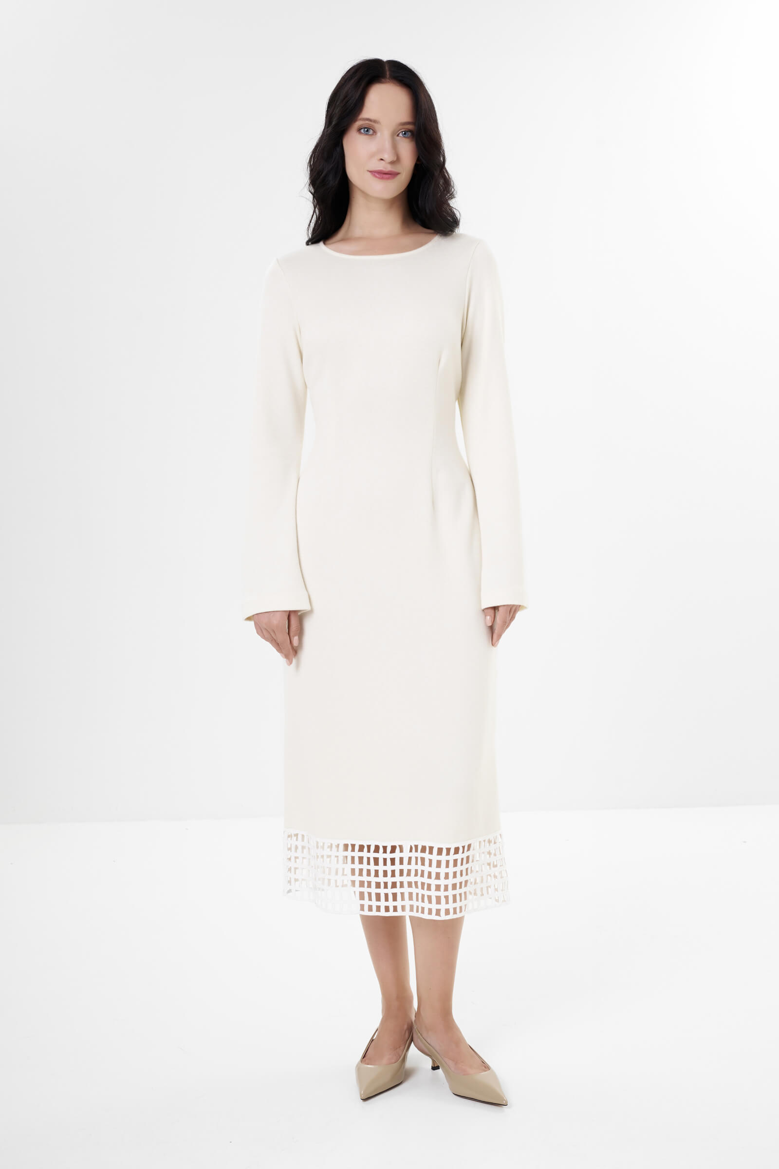 Платье-футляр с перфорацией цвета Кремовый 