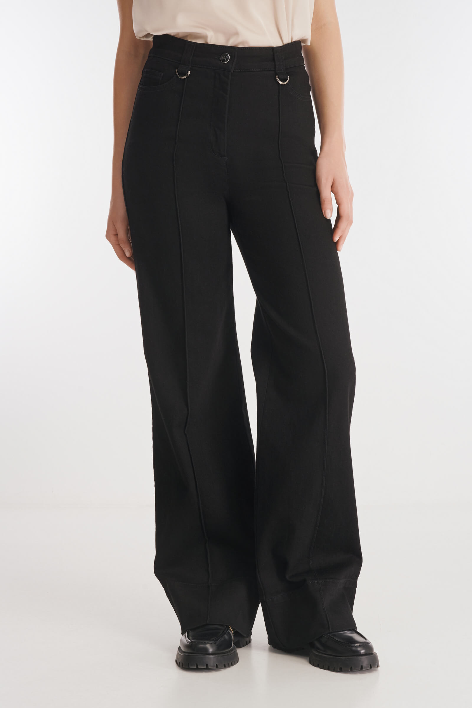 Джинсы с простроченными стрелками цвета Черный 