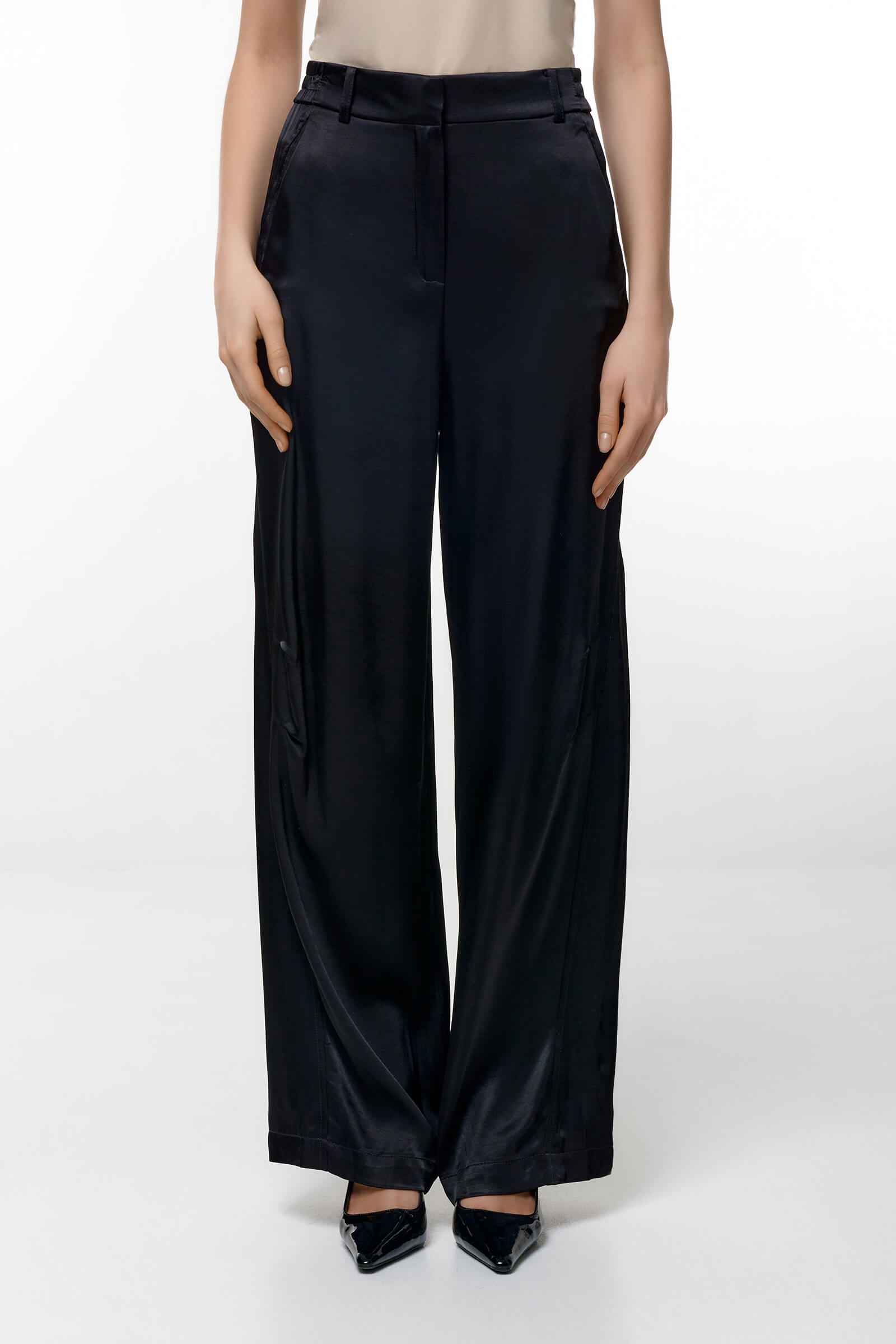 Широкие брюки из атласа цвета Черный 