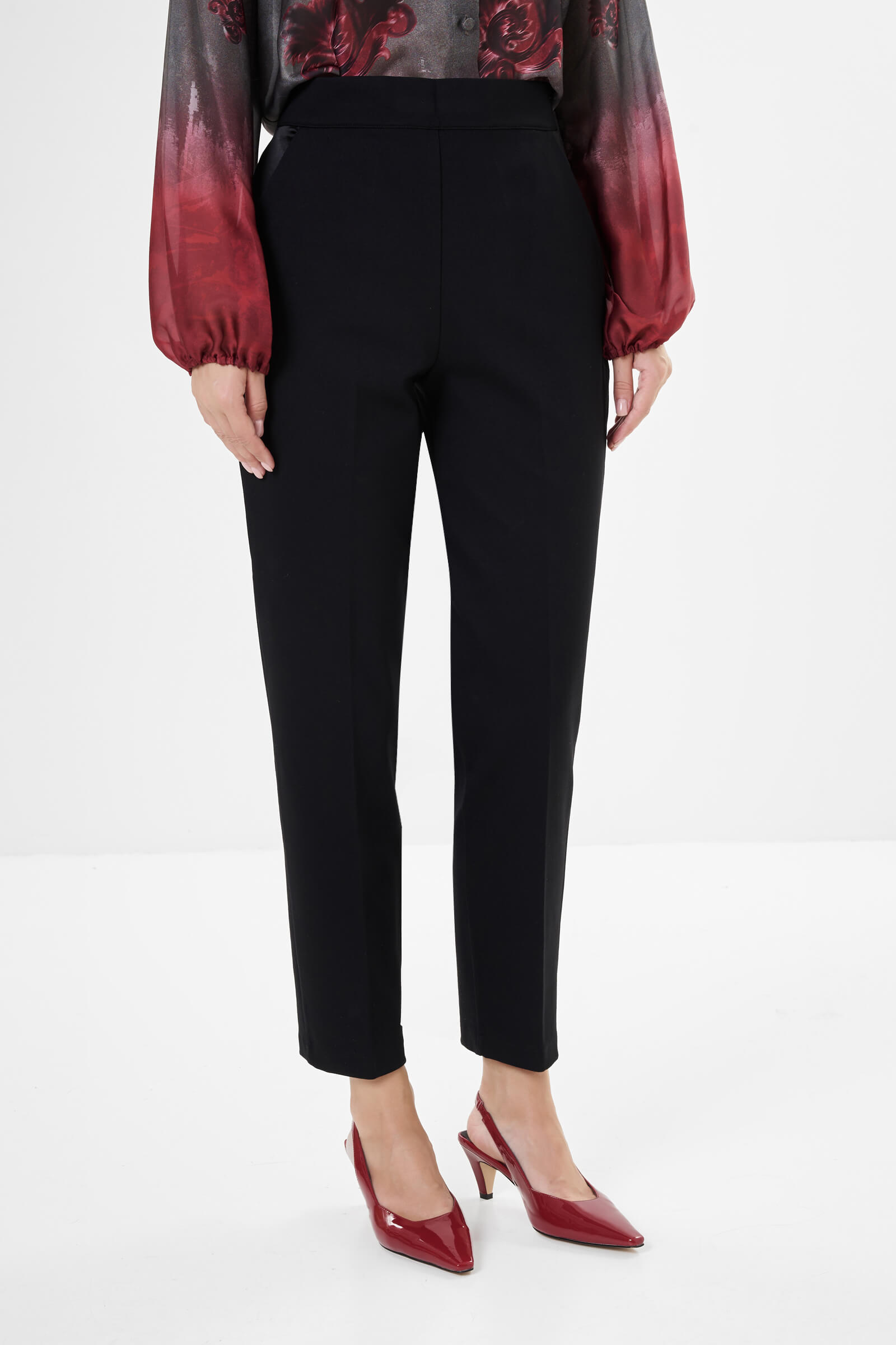 Зауженные брюки из смесовой вискозы цвета Черный 