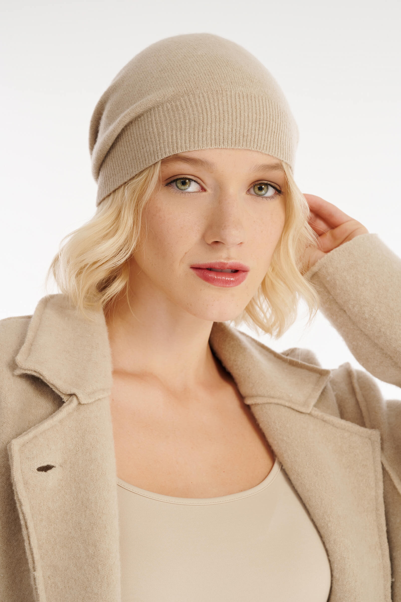 Вязаная шапка бини цвета Бежевый 