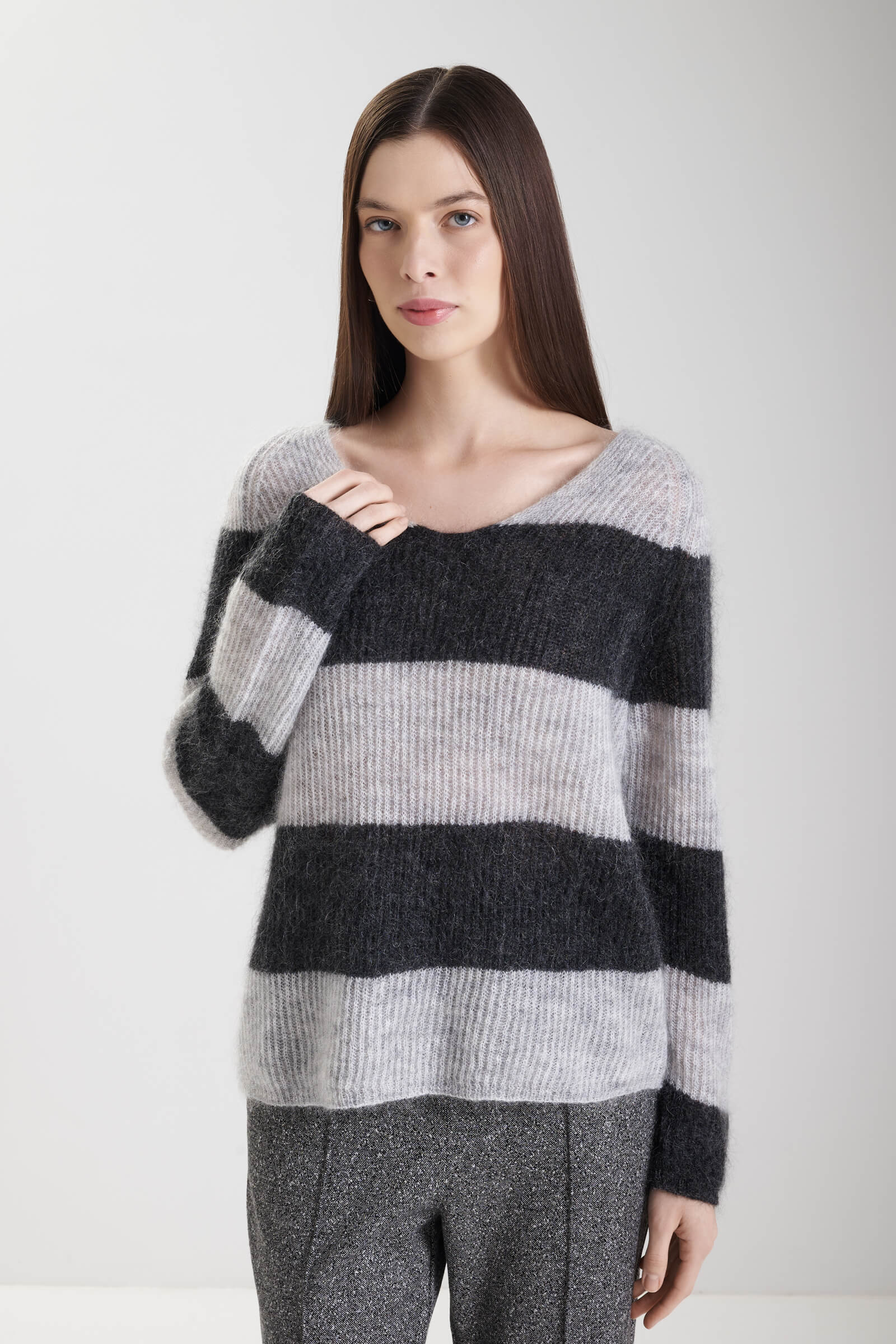 Пуловер с мохером цвета Серый 