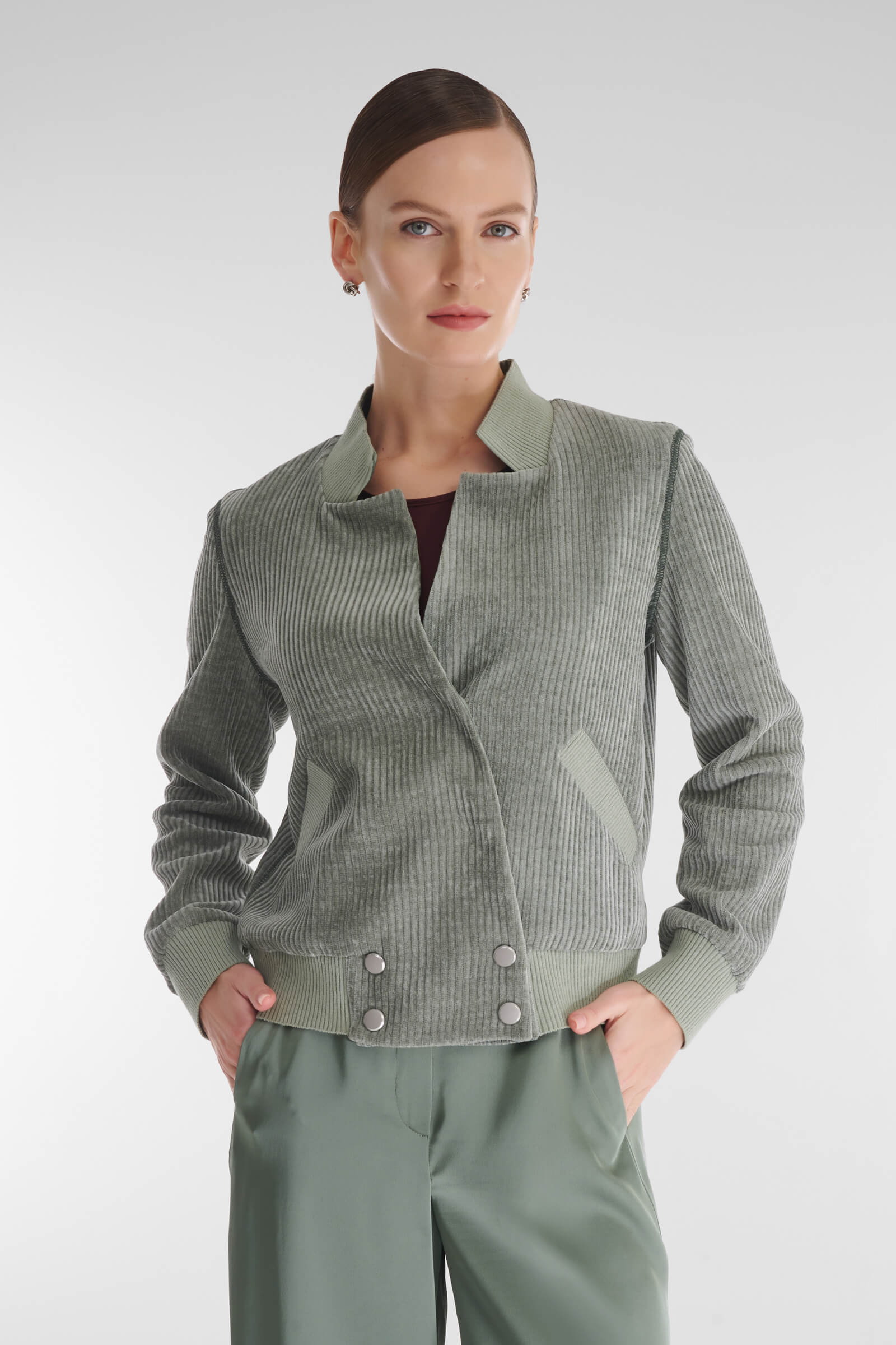 Бомбер из мягкого вельвета цвета Зеленый 