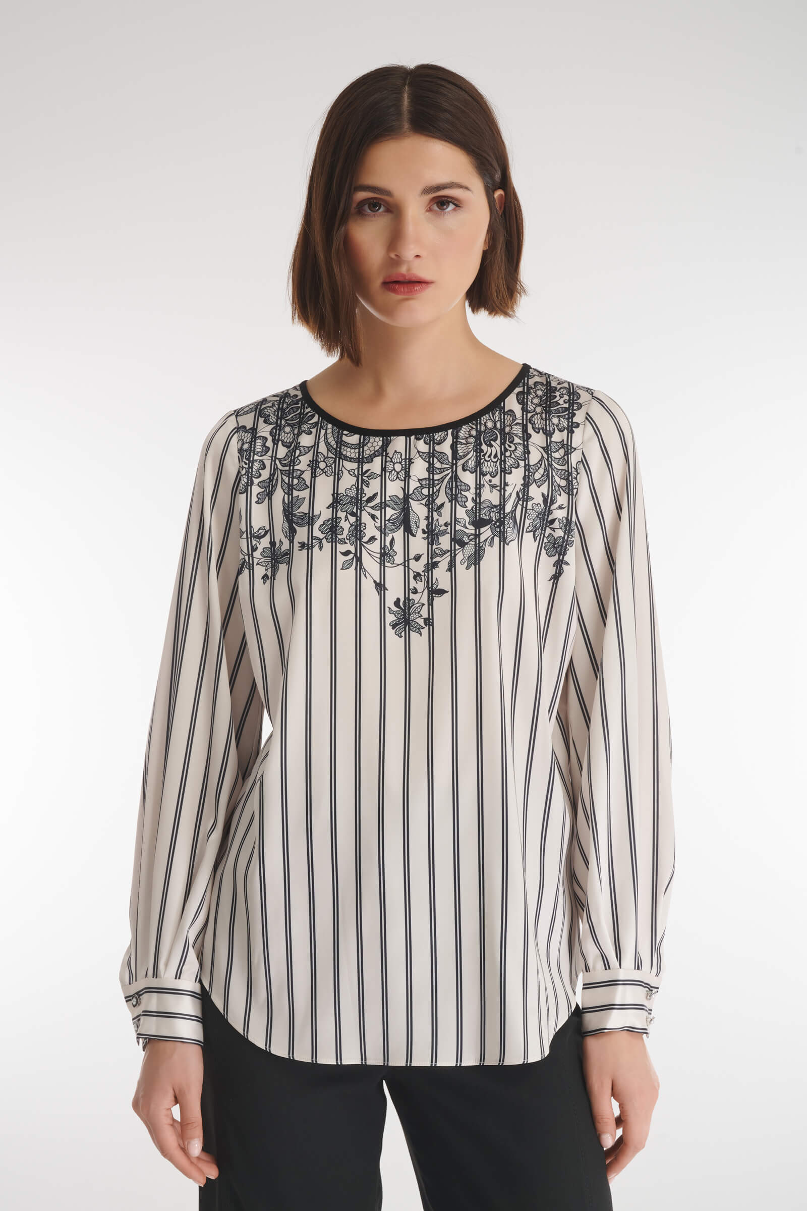 Блузка с комбинированным принтом цвета Черно-белый 