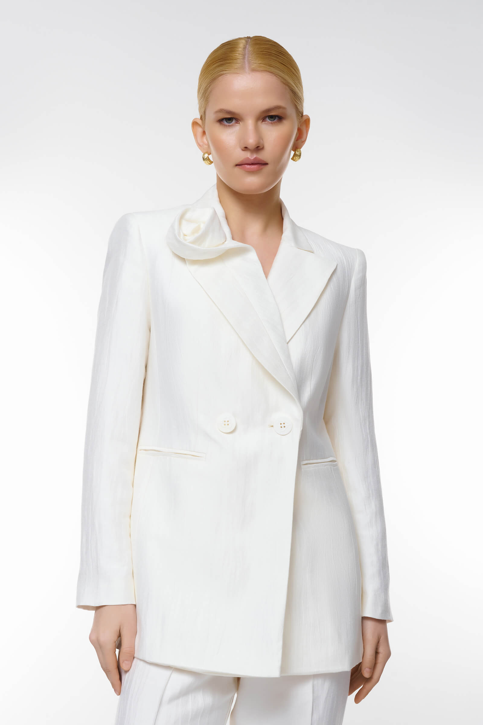 Пиджак с объемным декором цвета Кремовый 