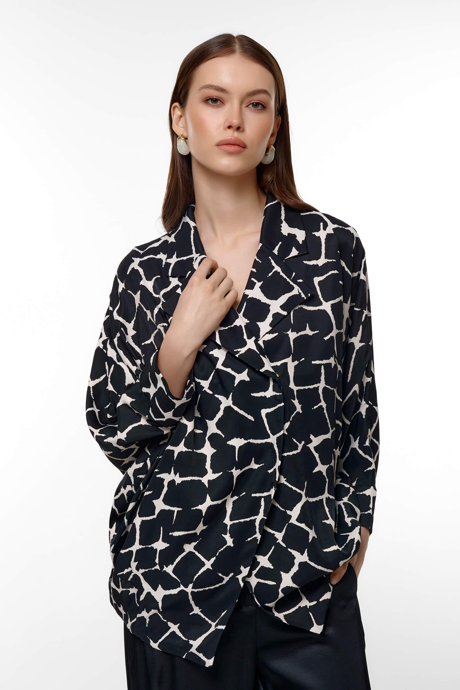 Жакет из вискозы с абстрактным принтом цвета Черно-белый 