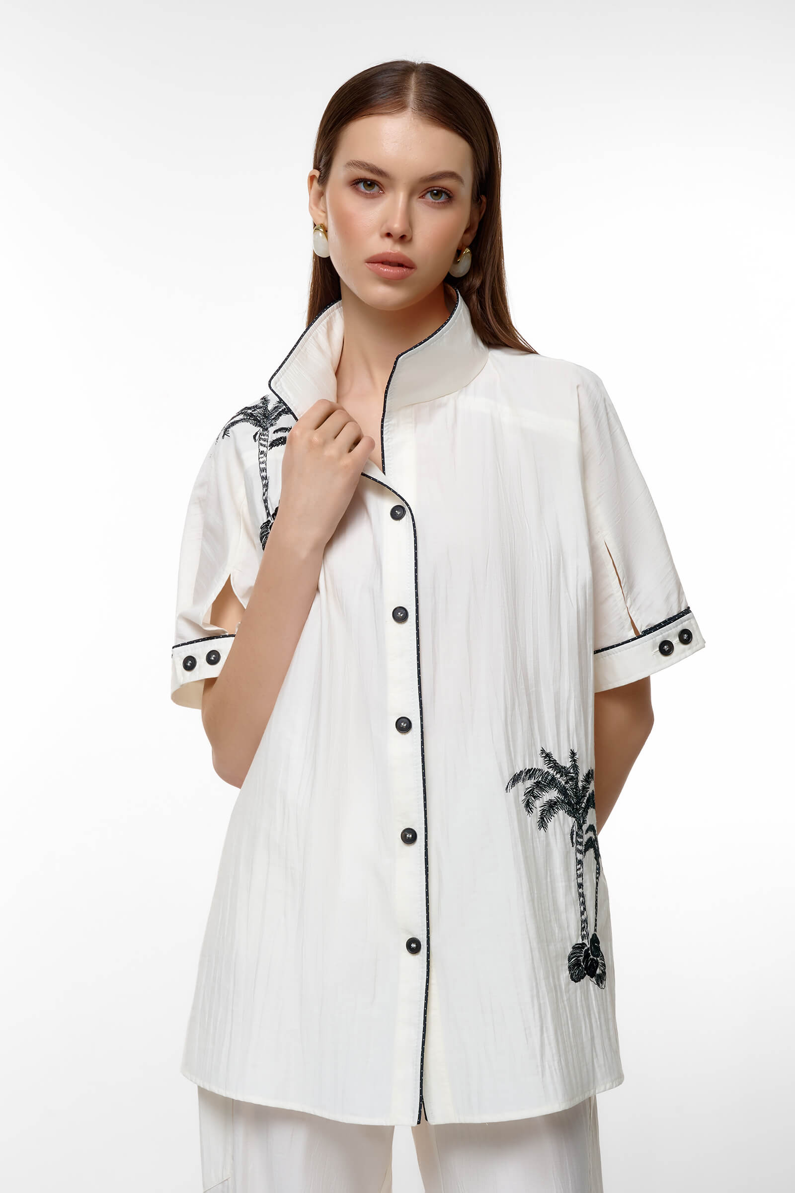 Удлиненная блузка с контрастной окантовкой и рисунком цвета Белый 