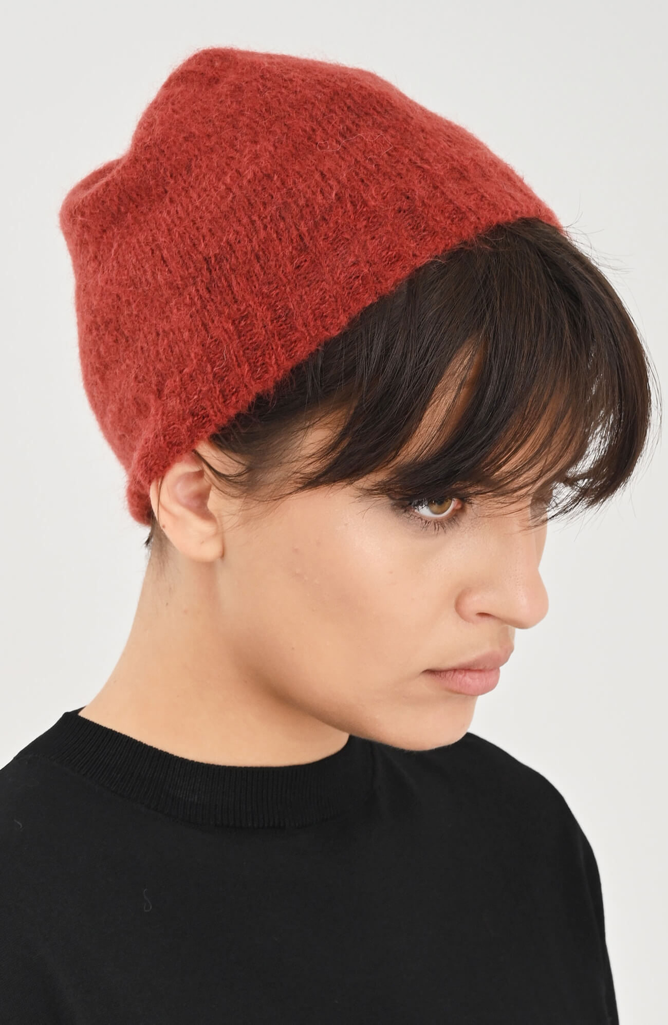 Шапка из шерсти и мохера цвета Красный