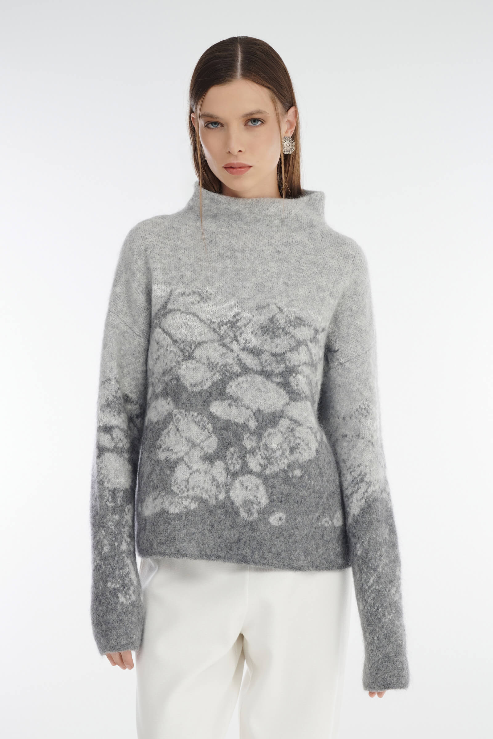 Свитер с воротником-воронкой цвета Серый 