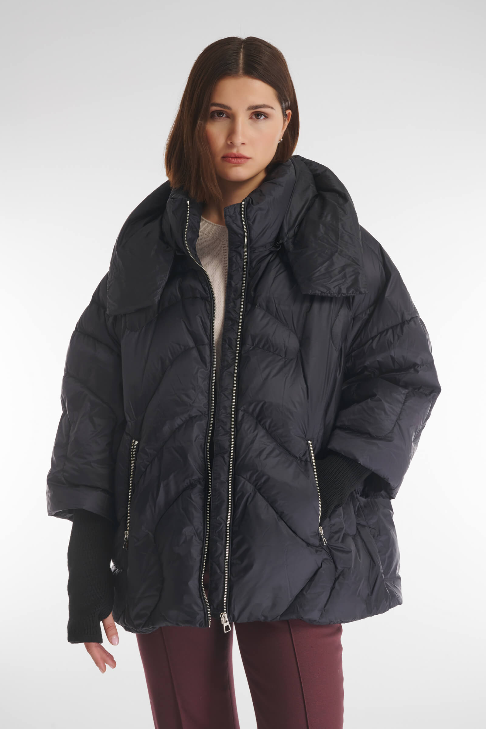 Стеганая пуховая куртка со съемным капюшоном цвета Черный 