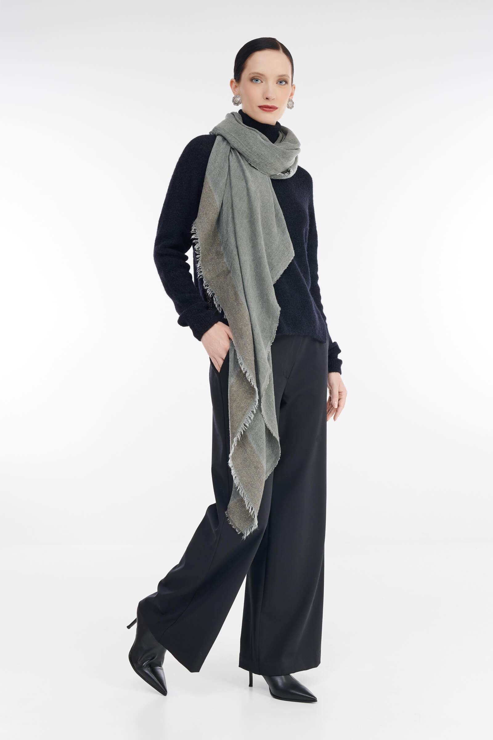 Платок с добавлением шерсти цвета Серый 