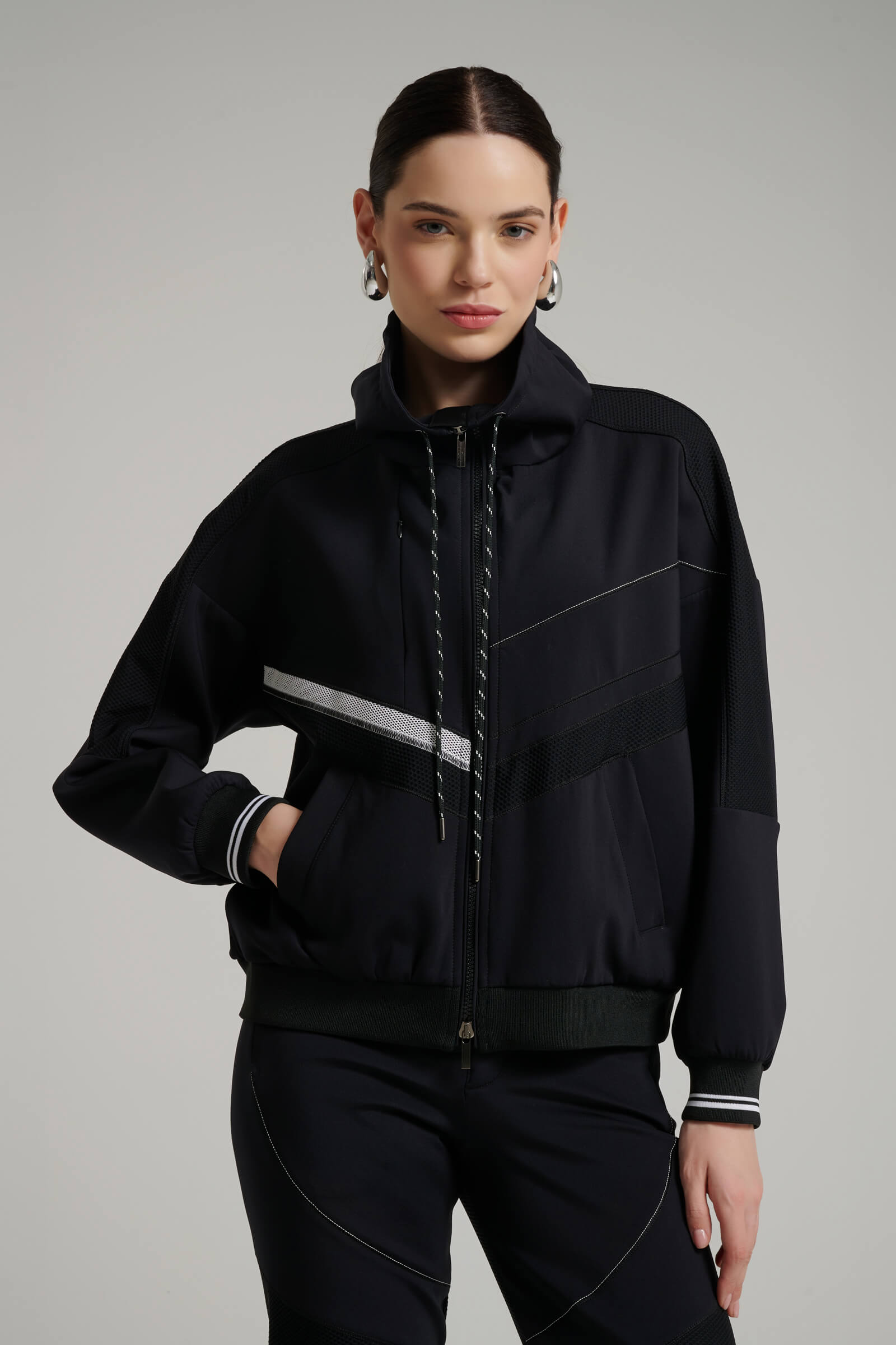 Спортивная куртка с капюшоном цвета Черный 