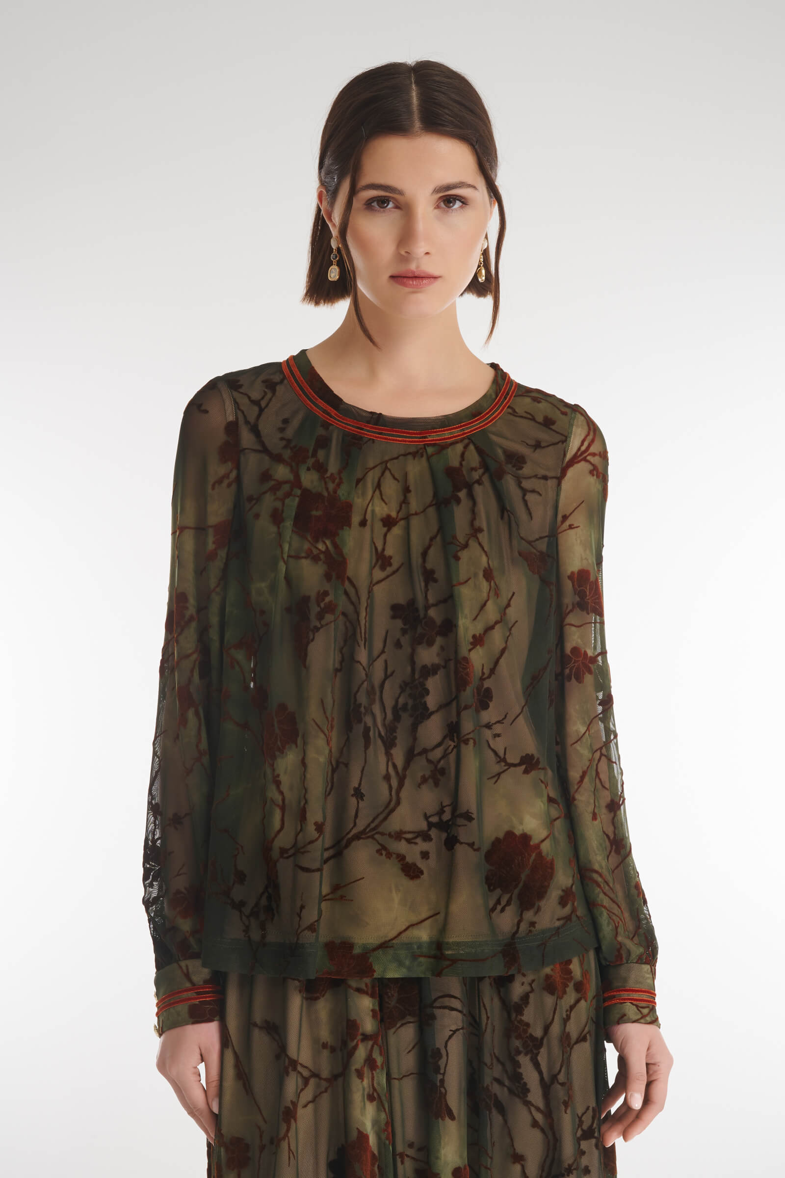 Блузка с бархатным цветочным узором цвета Зеленый 